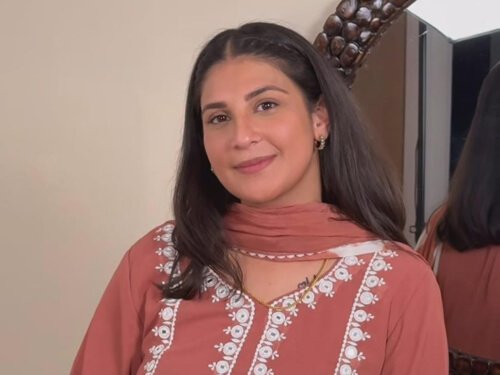 Punjabi Woman Romance: एयरपोर्ट पर मिली नजर, गांव में रोमांस, मकान की छत पर...